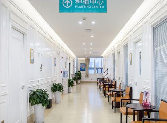 西安团圆口腔门诊部走廊