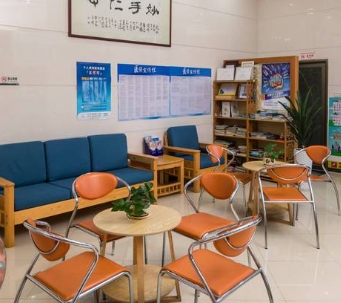 江门新时代口腔诊所休息区