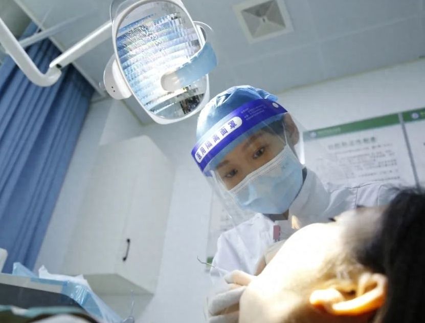 深圳瑞尔齿科医院服务价格表(牙齿矫正、牙齿种植、拔牙、补牙等费用)